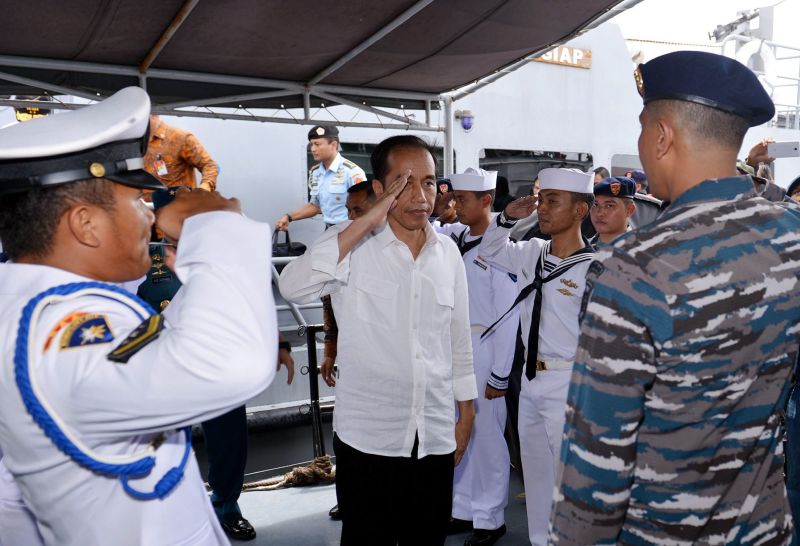 picture-alliance/dpa Präsident Joko Widodo (Mitte) gibt den Streitkräften auch zivile Aufgaben.