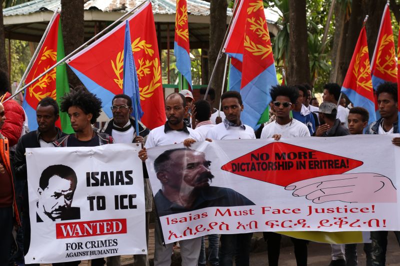 Minasse Wondimu Hailu/picture-alliance/AA Eritrean refugees rally in Addis Ababa at the AU head office, demanding that President Isaias Afewerki face justice.