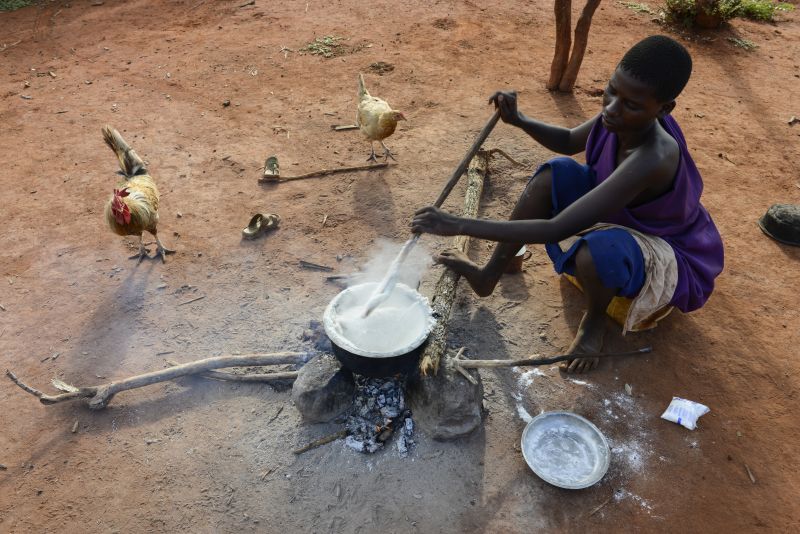 Tansanische Landfrau: Viele Menschen kochen noch immer auf offenem Feuer.