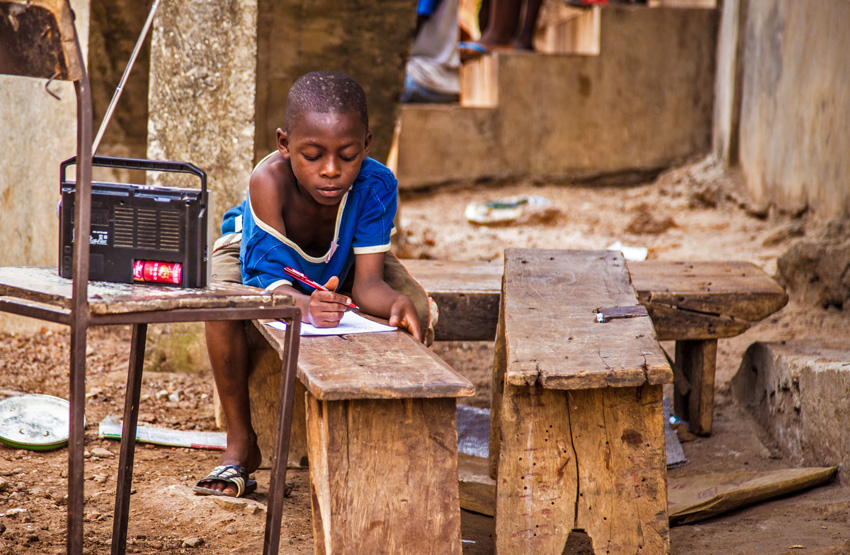 Duff/AP Photo/picture-alliance Ebola had a devastating impact on schools: attending a radio-transmitted lesson in February 2015.