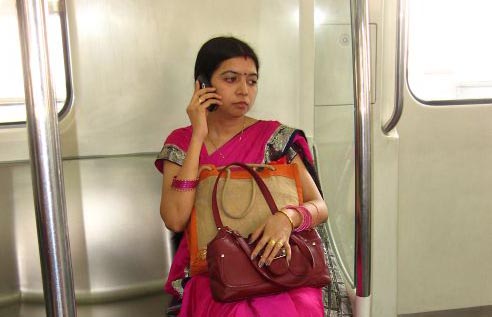 Lineair “In cooperation with the Asian Development Bank, Germany has launched an initiative for Asia’s fast growing cities. We can ensure today that cities grow in a climate-friendly way tomorrow.” Metro passenger in Delhi.