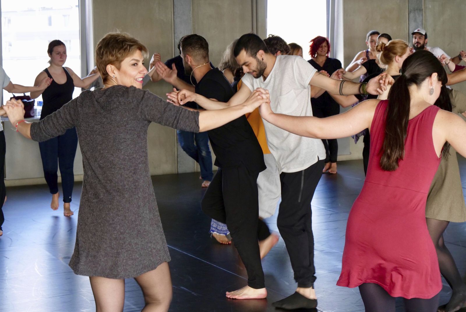 Kallgren/picture-alliance/AP Photo Anderer Kulturen verstehen lernen: Syrische Migranten bringen Deutschen den arabischen Tanz Dabke bei.