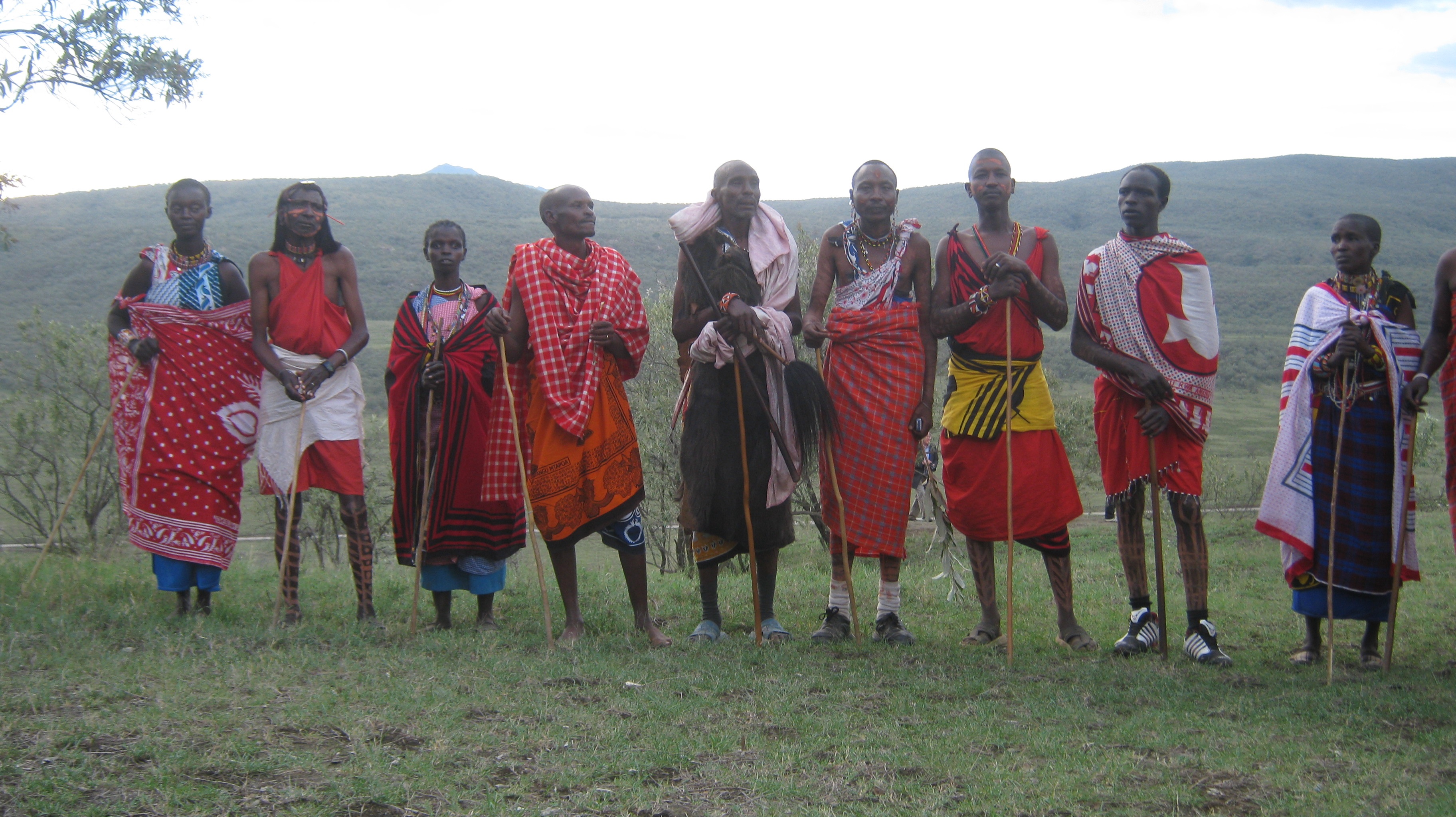 dem Local communities tend to stay poor: Maasai hired to provide a photo opportunity to travellers.