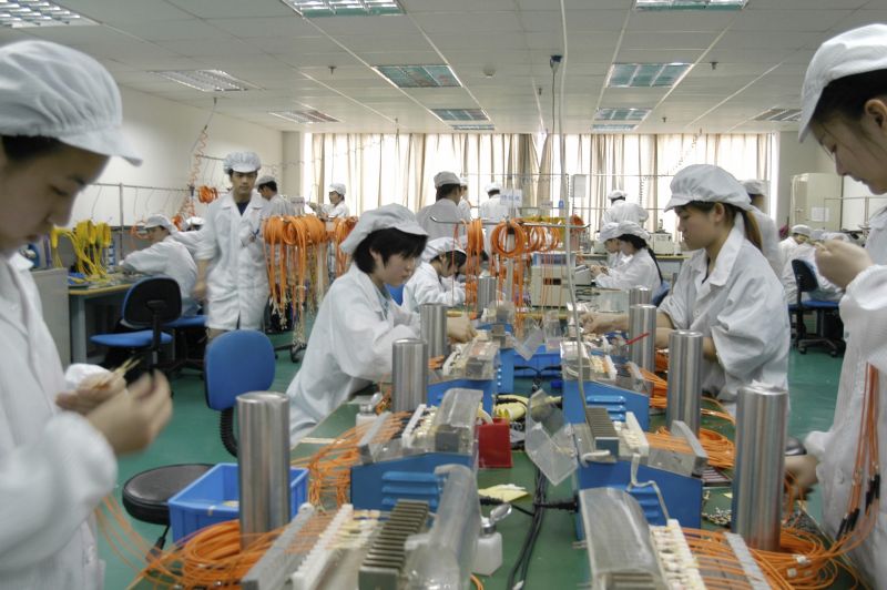 Pape/Lineair China dient mit seiner Industriepolitik vielen Entwicklungsländern als Vorbild: Glasfaser-Fabrik in Ghuanzhou.