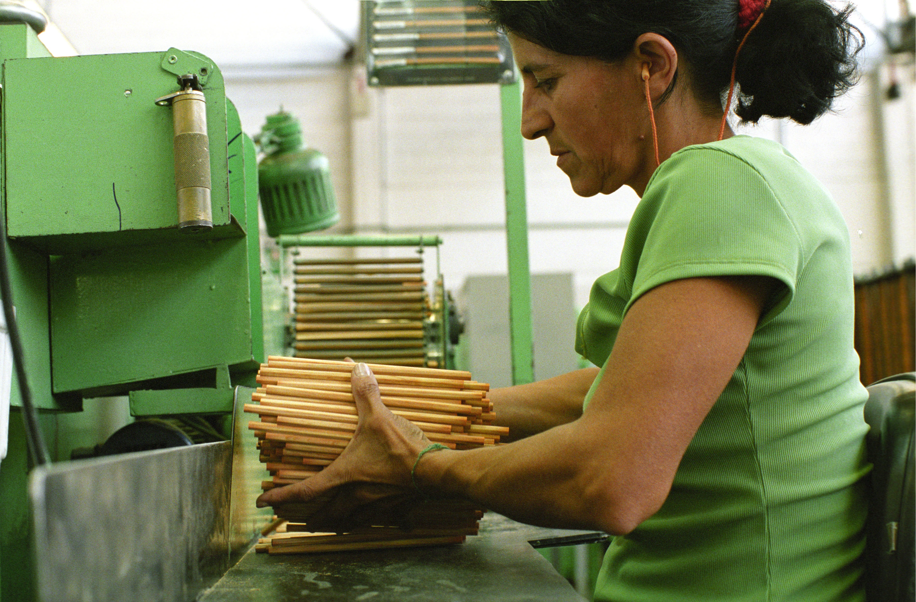 Böthling/Fotografie Oben: Buntstiftproduktion mit zertifiziertem FSC-Holz für Faber-Castell in Brasilien.