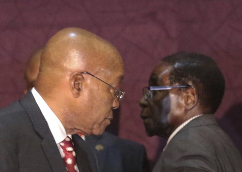 picture-alliance/AP Photo Sie unterstützen sich gegenseitig: Jacob Zuma und Robert Mugabe.