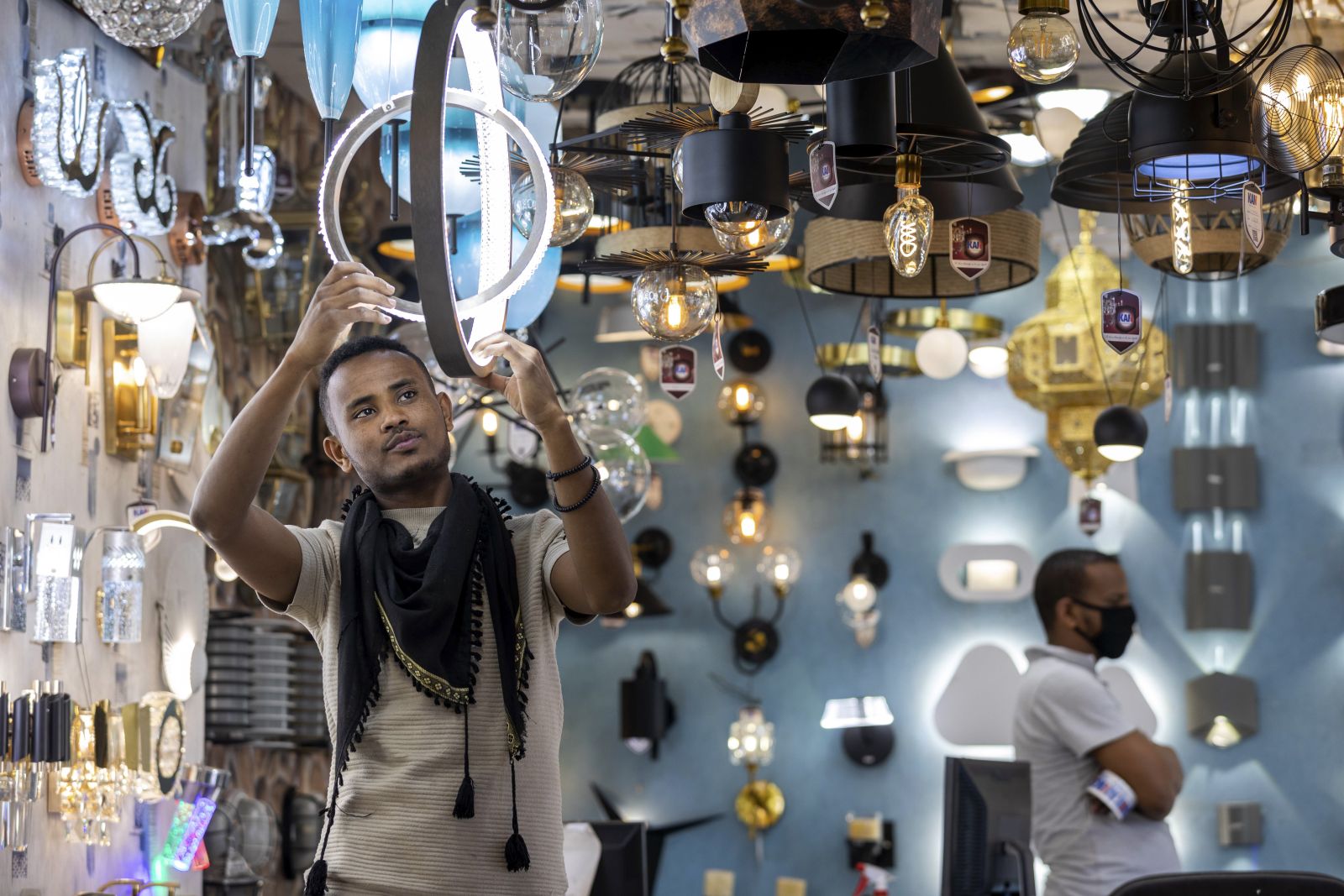 Mulugeta Ayene/picture-alliance/ASSOCIATED PRESS In Ethiopia, greater purchasing power has not led to a strengthening of democracy: salesman in Addis Ababa.