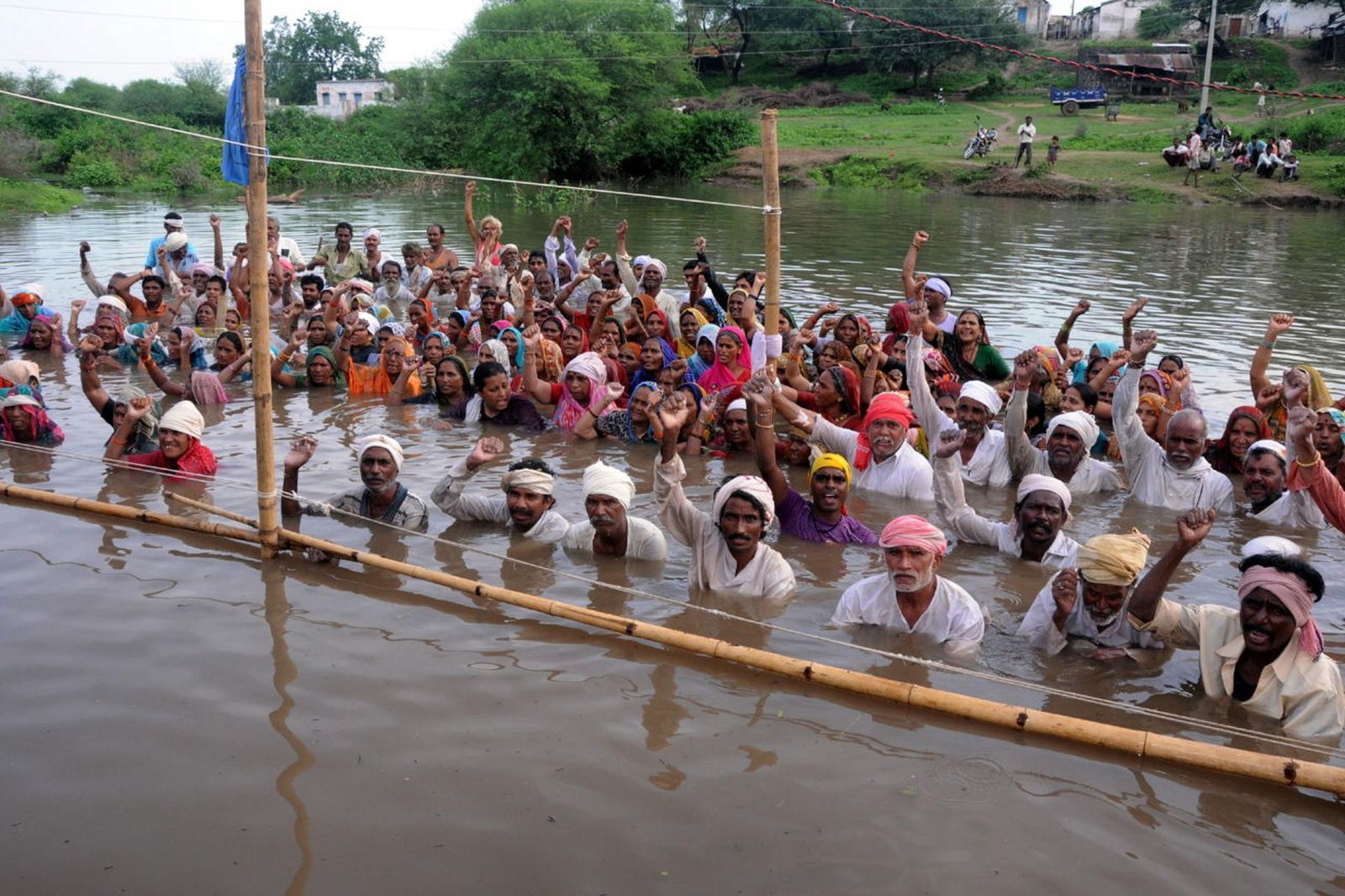 Landbewohner in Indien protestieren dagegen, dass ihr Dorf 2012 wegen des Omkreswahr-Staudamms am Narmada-Fluss überflutet wurde.