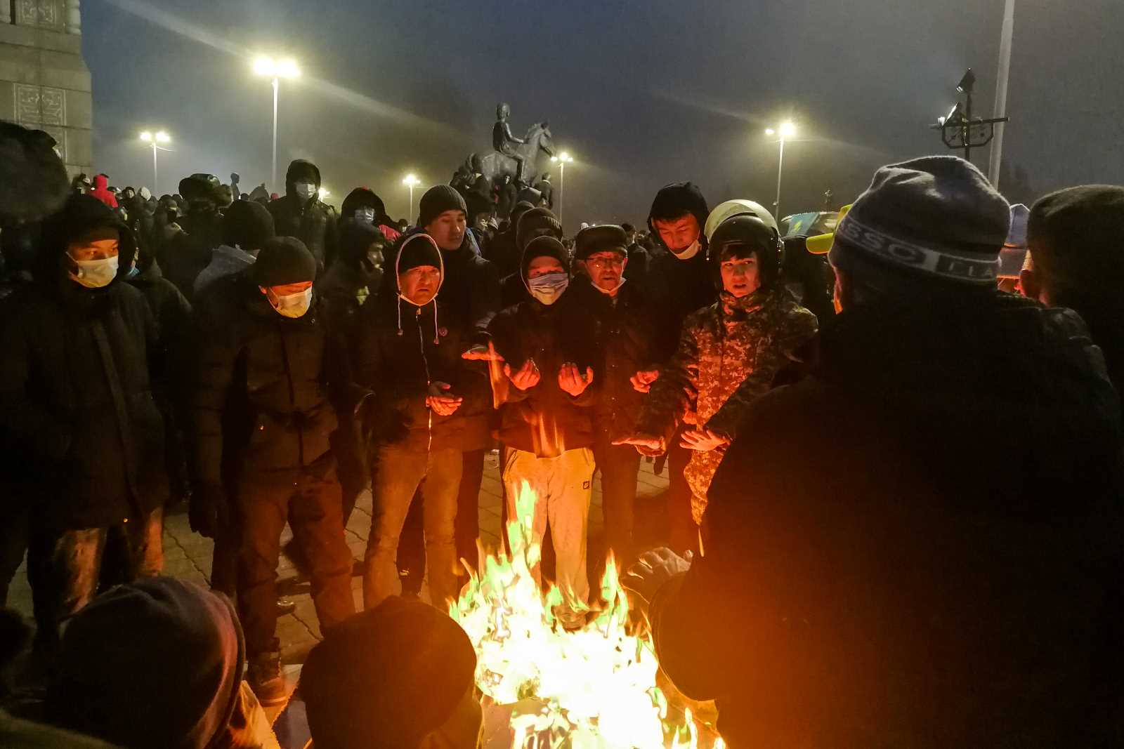 picture alliance/dpa/TASS / Yerlan Dzhumayev In Kasachstan protestierten im Januar 2022 landesweit Menschen wegen steigender Spritpreise.