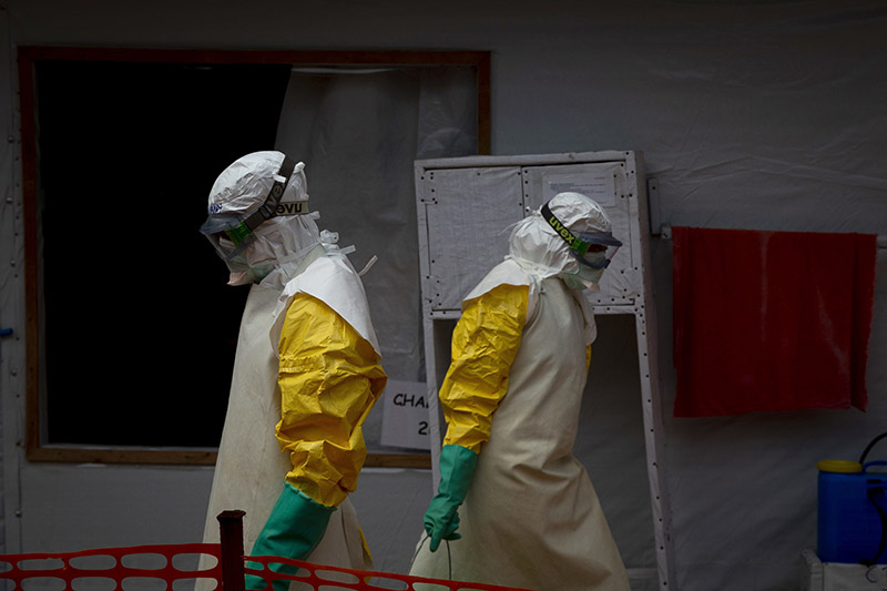Gesundheitspersonal im Kampf gegen Ebola in der DRK: Hochrisikopatienten profitieren schon jetzt von einem unlizenzierten Impfstoff gegen das Virus.