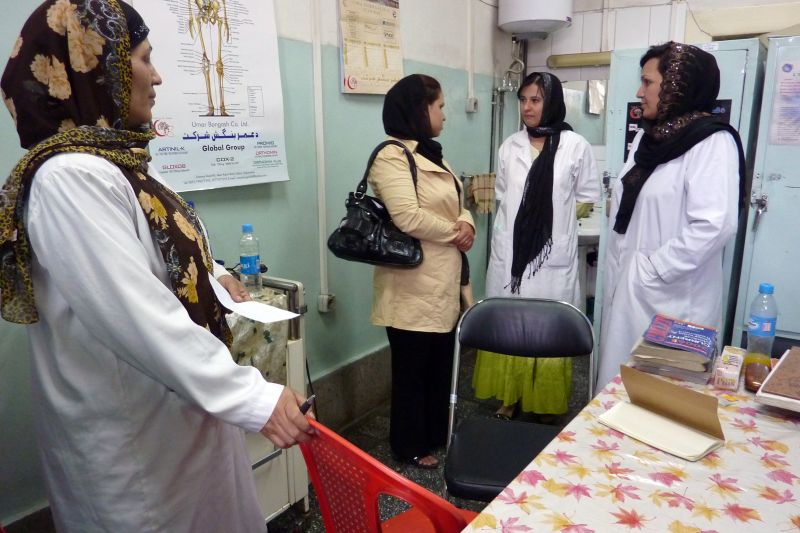 Gespräch zwischen Ärztinnen im Rabia-Balkhi-Krankenhaus in Kabul mit einer psychosozialen Beraterin von Medica Afghanistan (2. von links).