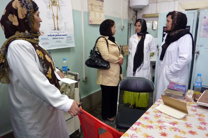 Ann Jones/medica mondiale Gespräch zwischen Ärztinnen im Rabia-Balkhi-Krankenhaus in Kabul mit einer psychosozialen Beraterin von Medica Afghanistan (2. von links).