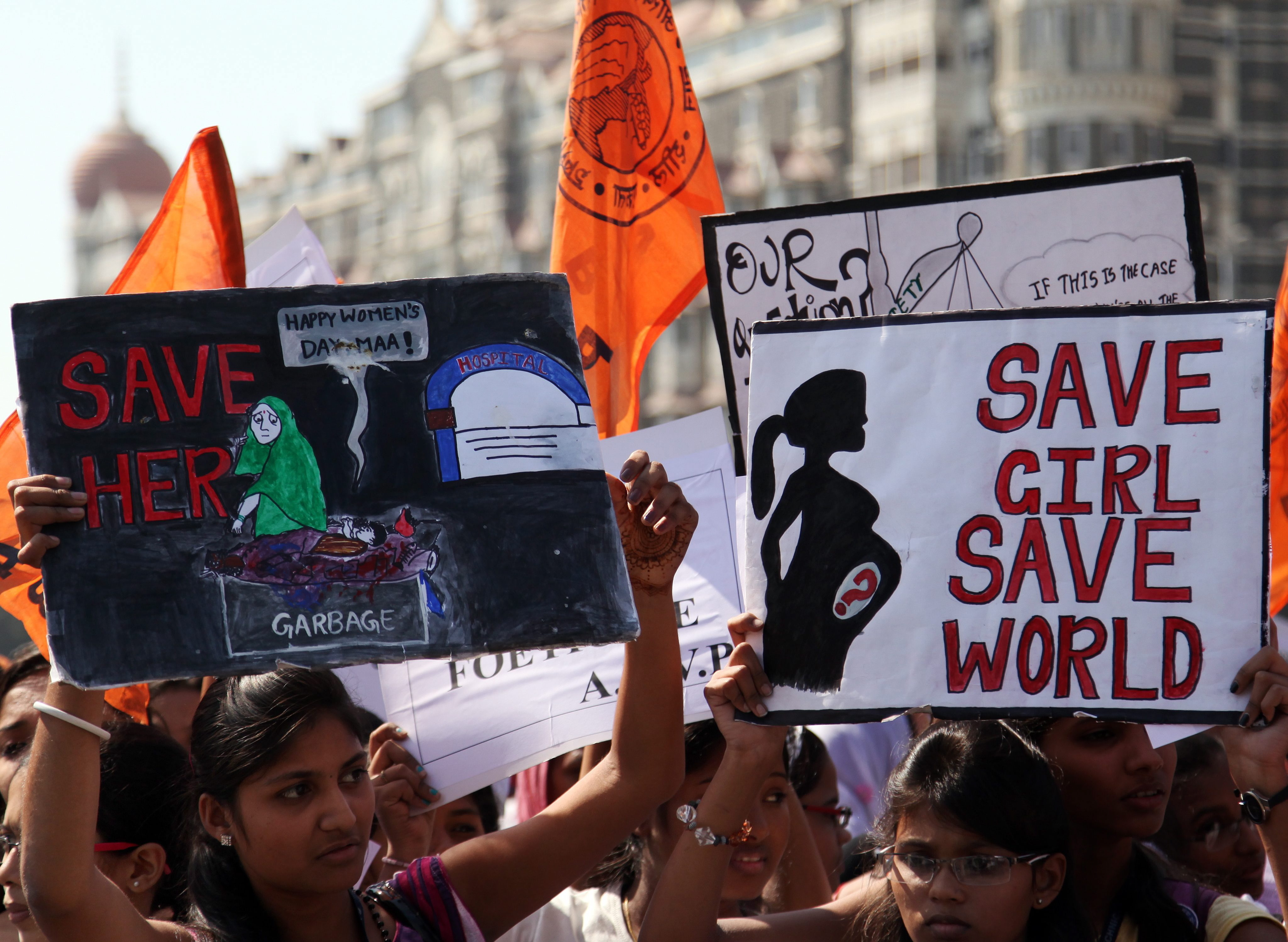 Solanki/picture-alliance/dpa Studierendenprotest gegen die Abtreibung weiblicher Föten 2012 in Mumbai.