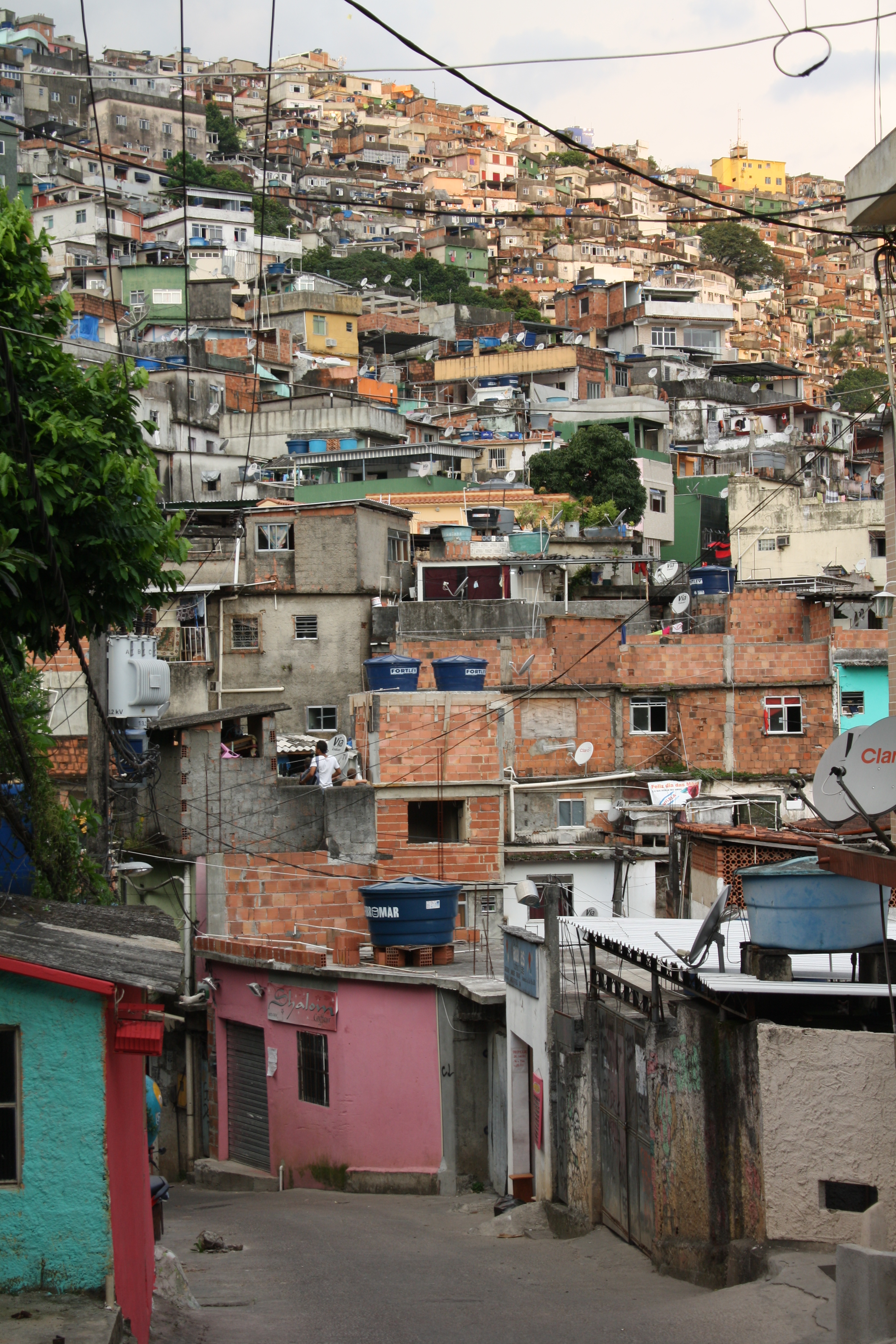 Jaroschewski Immer mehr Touristen wollen das Leben in der Favela Rocinha kennenlernen und schauen sich das Armenviertel bei einer Tour an.