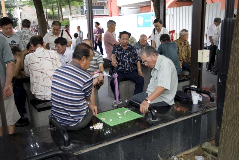 Moxter/Lineair Singapurs Regierung will seine Senioren absichern: Rentner beim Brettspiel.