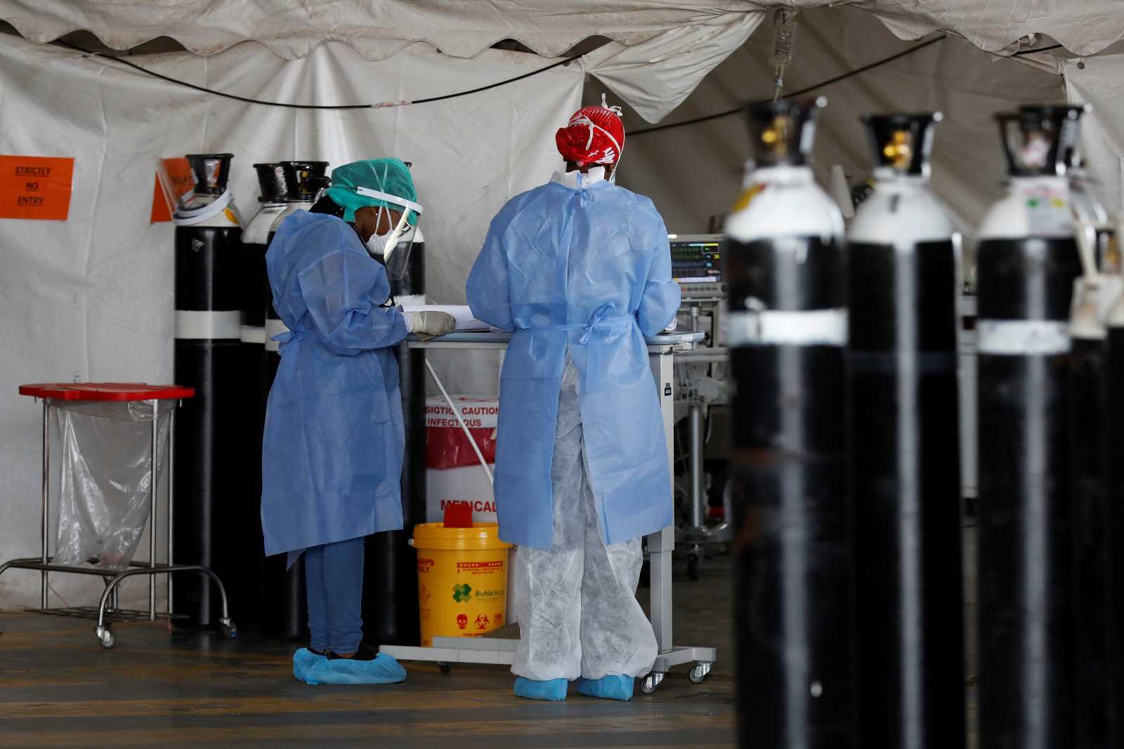 picture-alliance/EPA-EFE/Phill Magakoe/POOL “The unequal distribution of medical supplies was frustrating”: South African nurses in 2021.