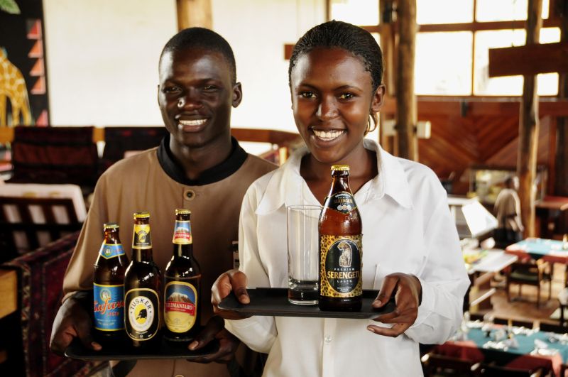 Regionale Integration versus Wettbewerb auf dem Weltmarkt: Zwei von Tansanias verbreitetsten Biermarken (Serengeti und Tusker) gehören zur kenianischen Firma EABL, und zwei weitere (Kilimanjaro und Safari) gehören zum Global Player SAB Miller. Alle werden in der East African Community produziert.