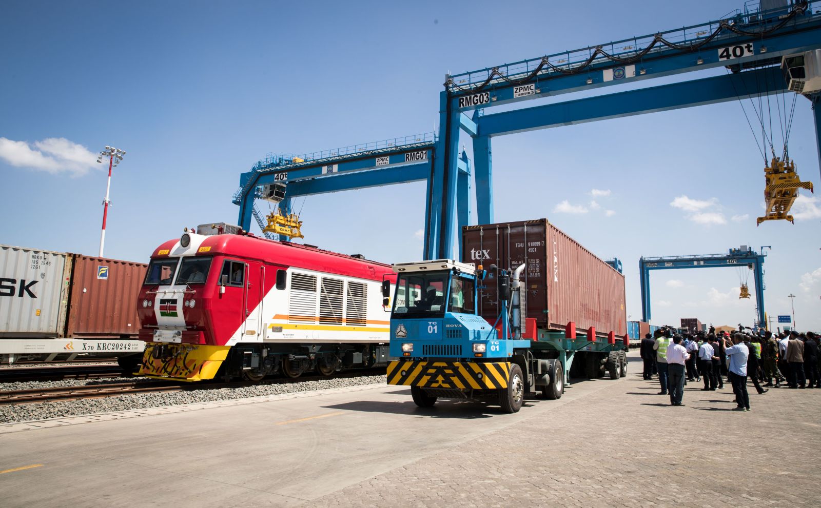 picture-alliance/Photoshot Laster und Frachtzug am Binnenland-Container-Terminal in Nairobi.
