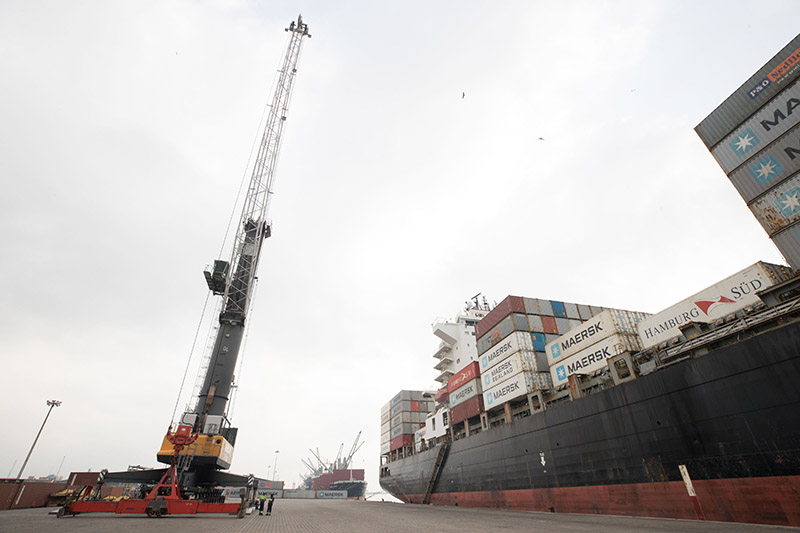 Benoit Doppagne/picture-alliance/ BELGA/dpa Containerschiff im Hafen von Cotonou.