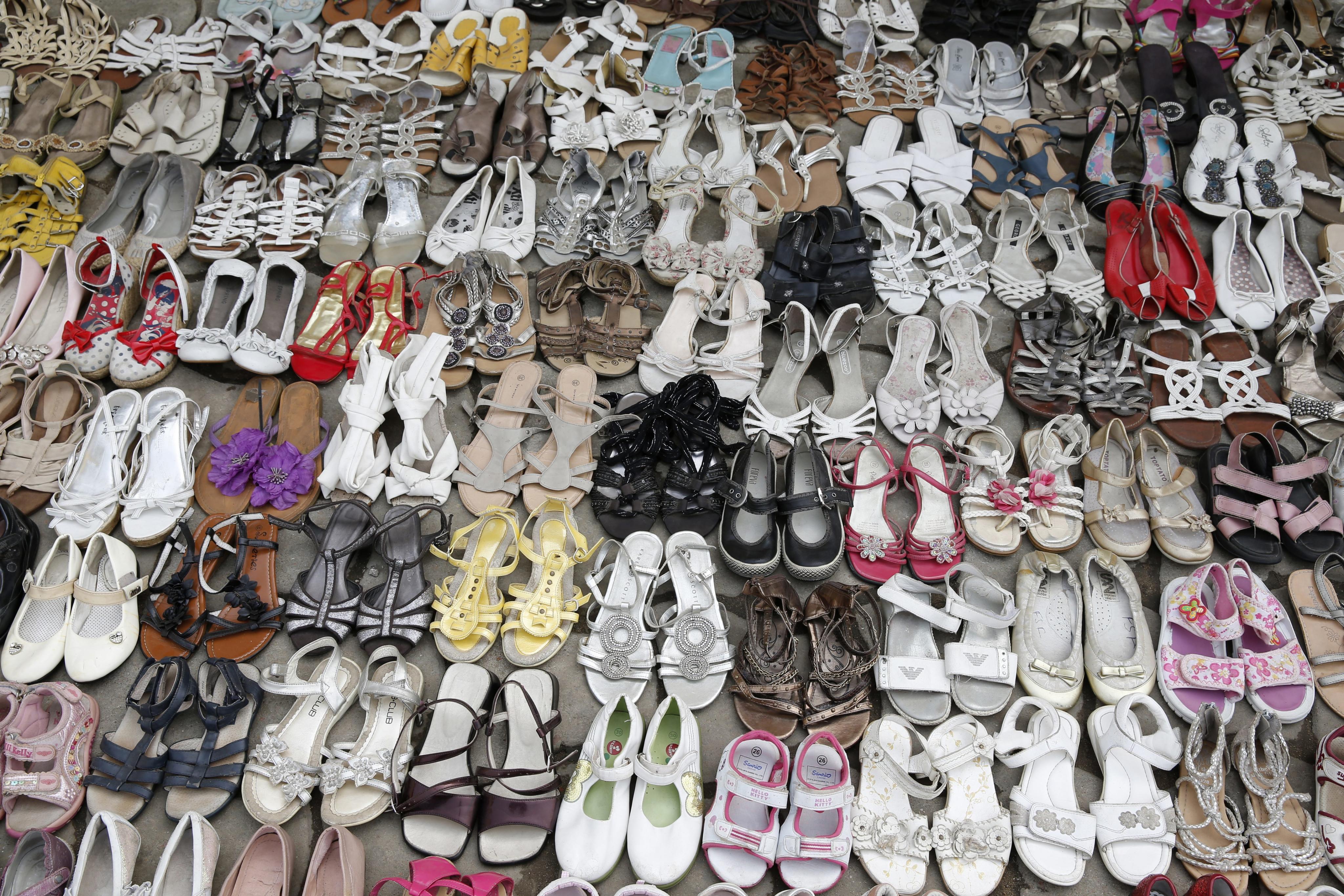 Lissac/picture-alliance/Godong Steuern fallen nicht an: Auslage eines Schuhhandels in Benin.
