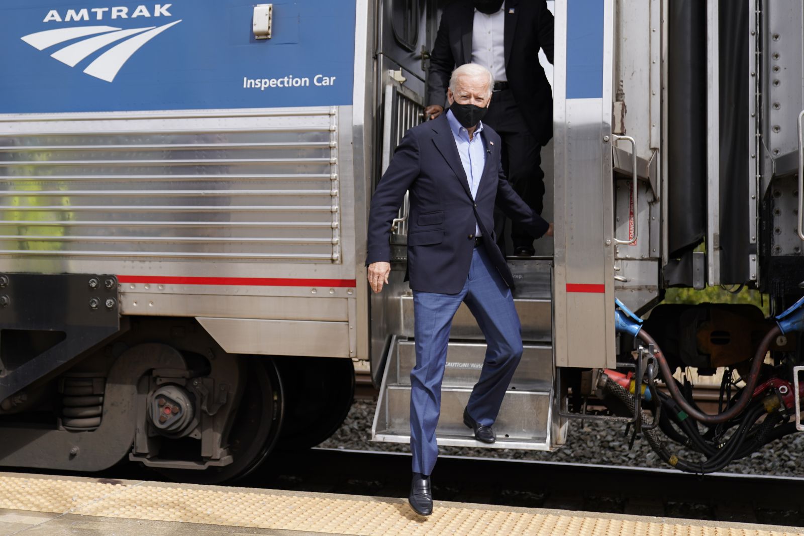 Harnik/picture-alliance/AP Campaigning in Pittsburgh last year: Biden is known to like trains and, as a senator, used to commute by rail for decades from Delaware to Washington for 36 years.