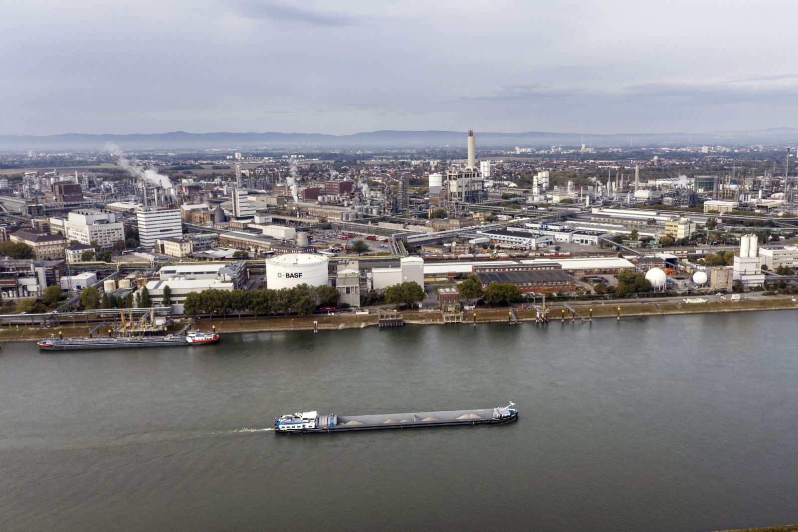 Jochen Eckel/picture-alliance BASF mit Sitz in Ludwigshafen am Rhein ist der größte Chemiekonzern der Welt.