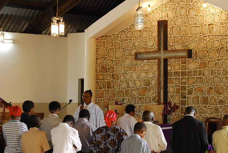 Kirchenführer in Tansania haben Vorstellungen über die richtige Wirtschaftsordnung: evangelischer Gottesdienst in Lushoto.
