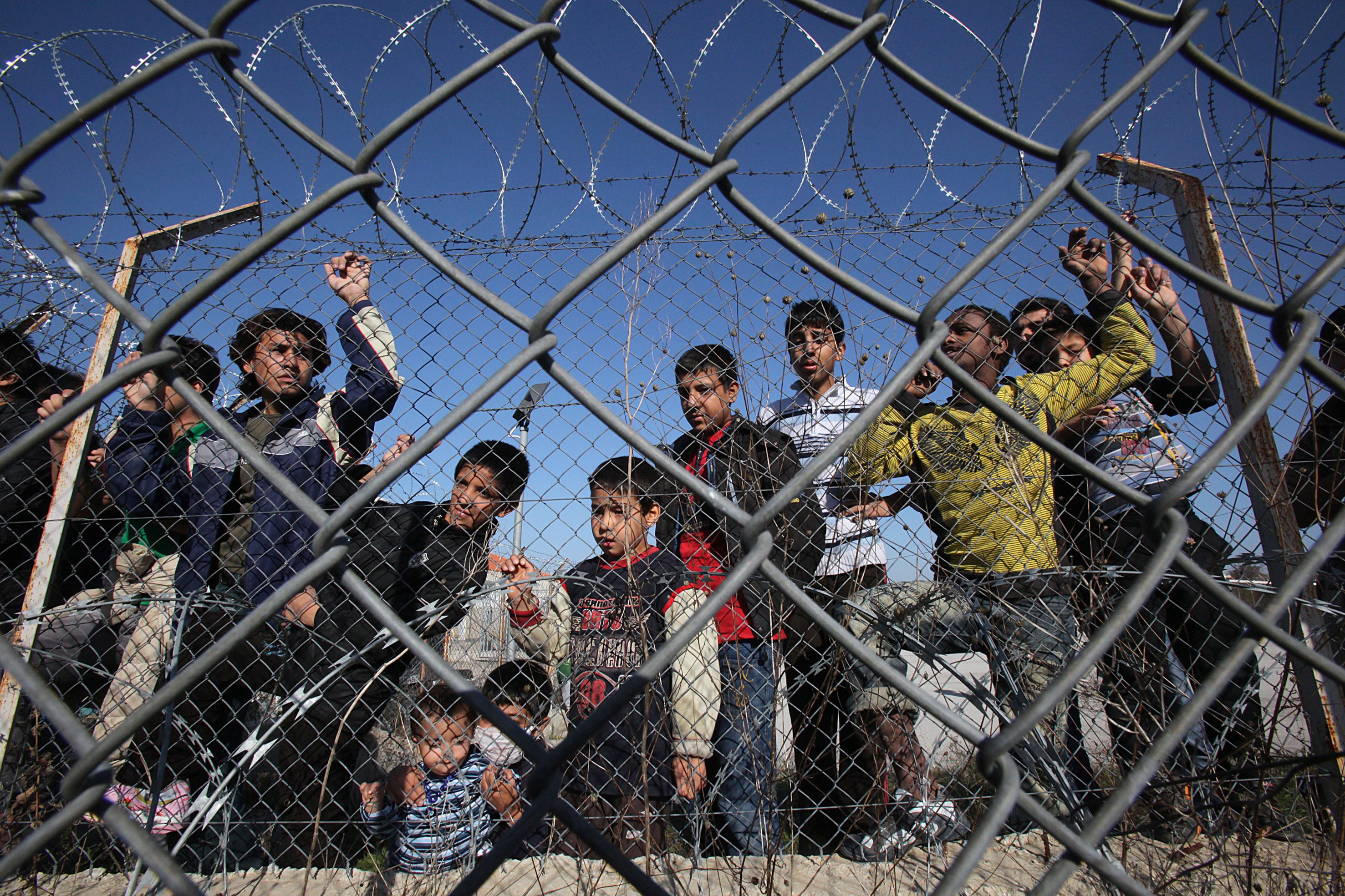 picture-alliance/dpa Frontex is a symbol of “fortress Europe”: refugees in a Greek detention camp in the Evros region.