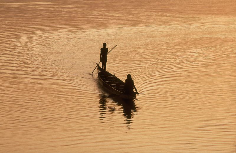 Boot auf dem Niger in Mali – Staudämme können die Lebensgrundlagen örtlicher Fischer bedrohen.