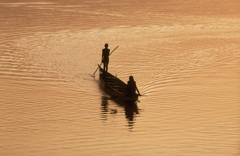 Matthias Graben/Lineair Boat on the Niger river in Mali: dams on rivers can endanger the livelihoods of fishing communities.