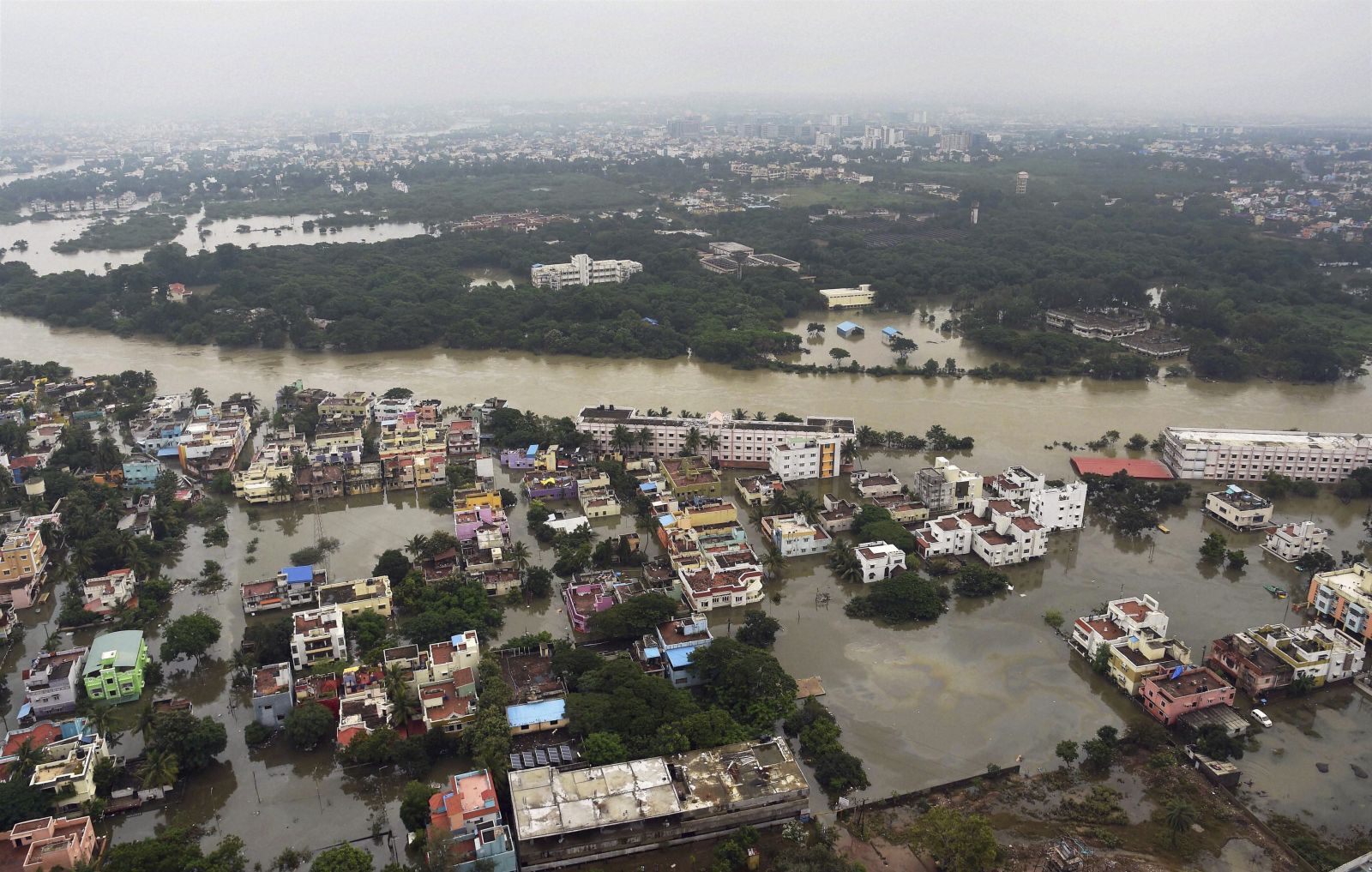 Atul Yadav/picture-allianace/AP Photo Zu viel Wasser: Flut im Dezember 2015.