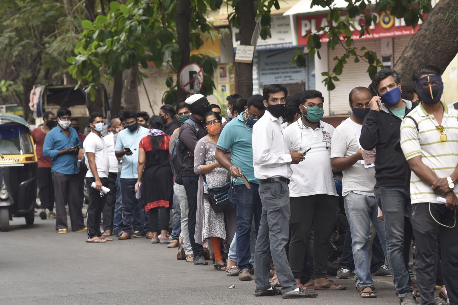 picture-alliance/ASSOCIATED PRESS People lining up in the Indian city of Pune to buy Remdesivir in April 2021.