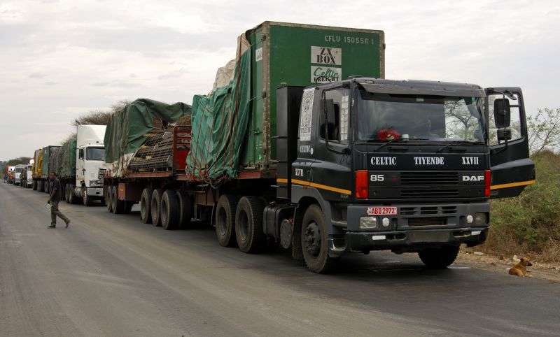 Guenter Fischer/Lineair Afrika braucht regionale Integration: Lastwagen vor der Zollabfertigung an der Grenze zwischen Botswana und Sambia.