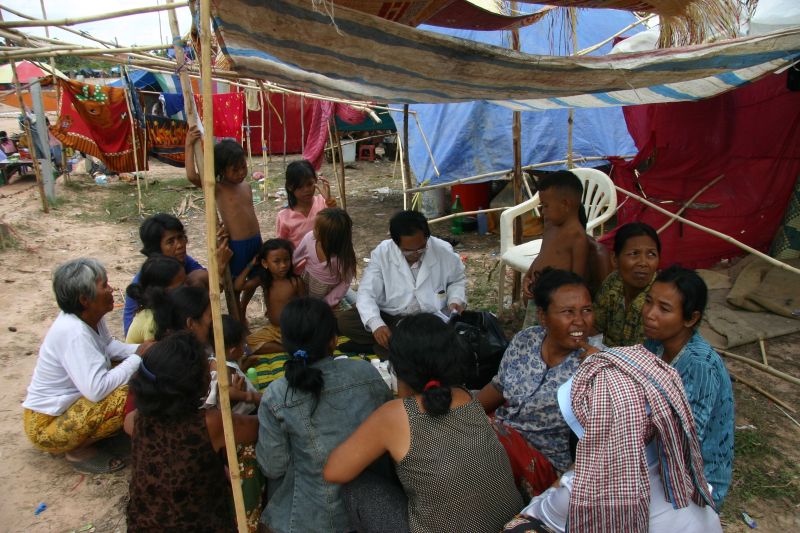 kd Die Qualität der Gesundheitsversorgung ist einer von vielen Faktoren, die Armut ausmachen: medizinische Untersuchung in einer Siedlung nahe der kambodschanischen Hauptstadt Phnom Penh.