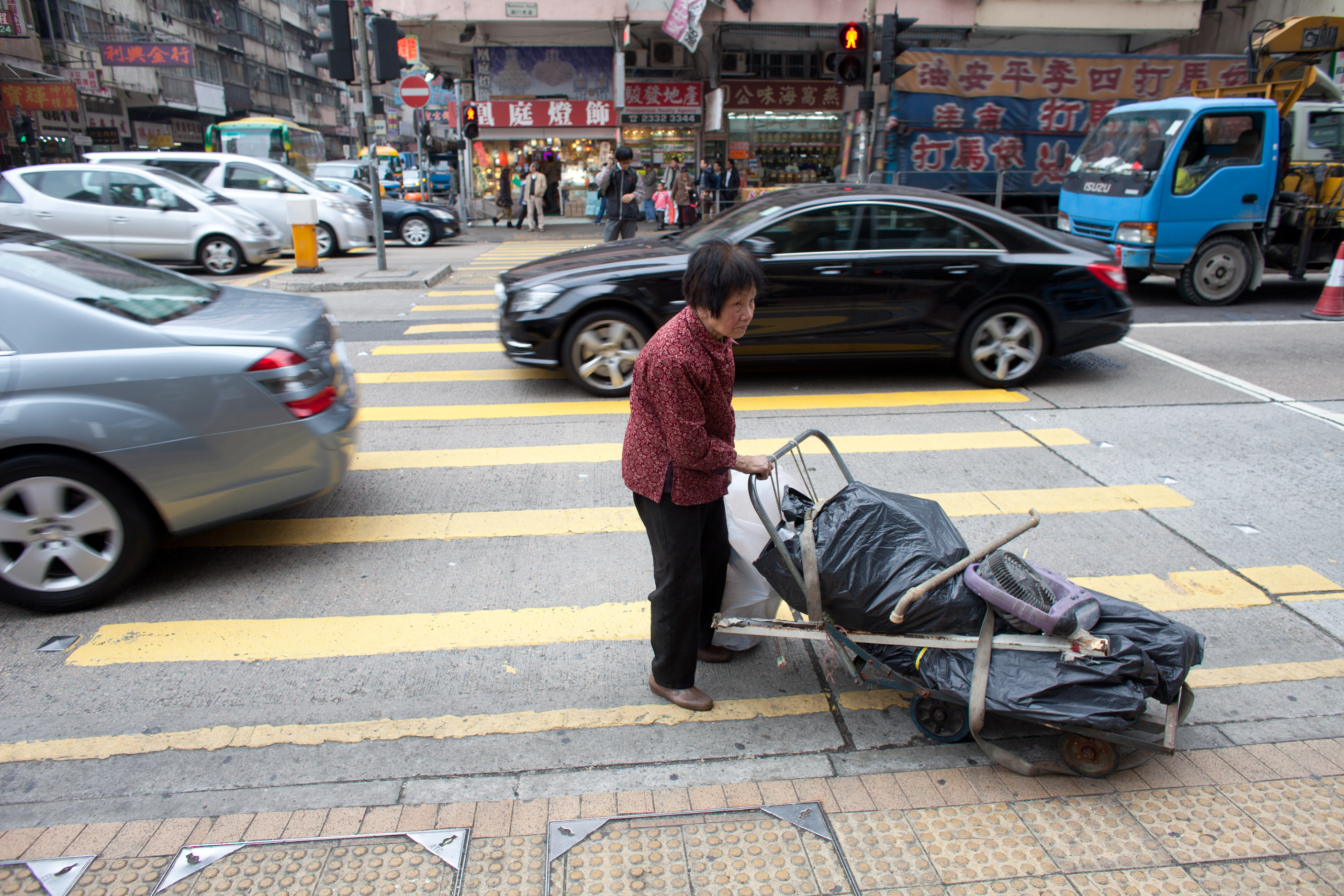 Armut hat viele Dimensionen: Müllsammlerin in Hongkong.