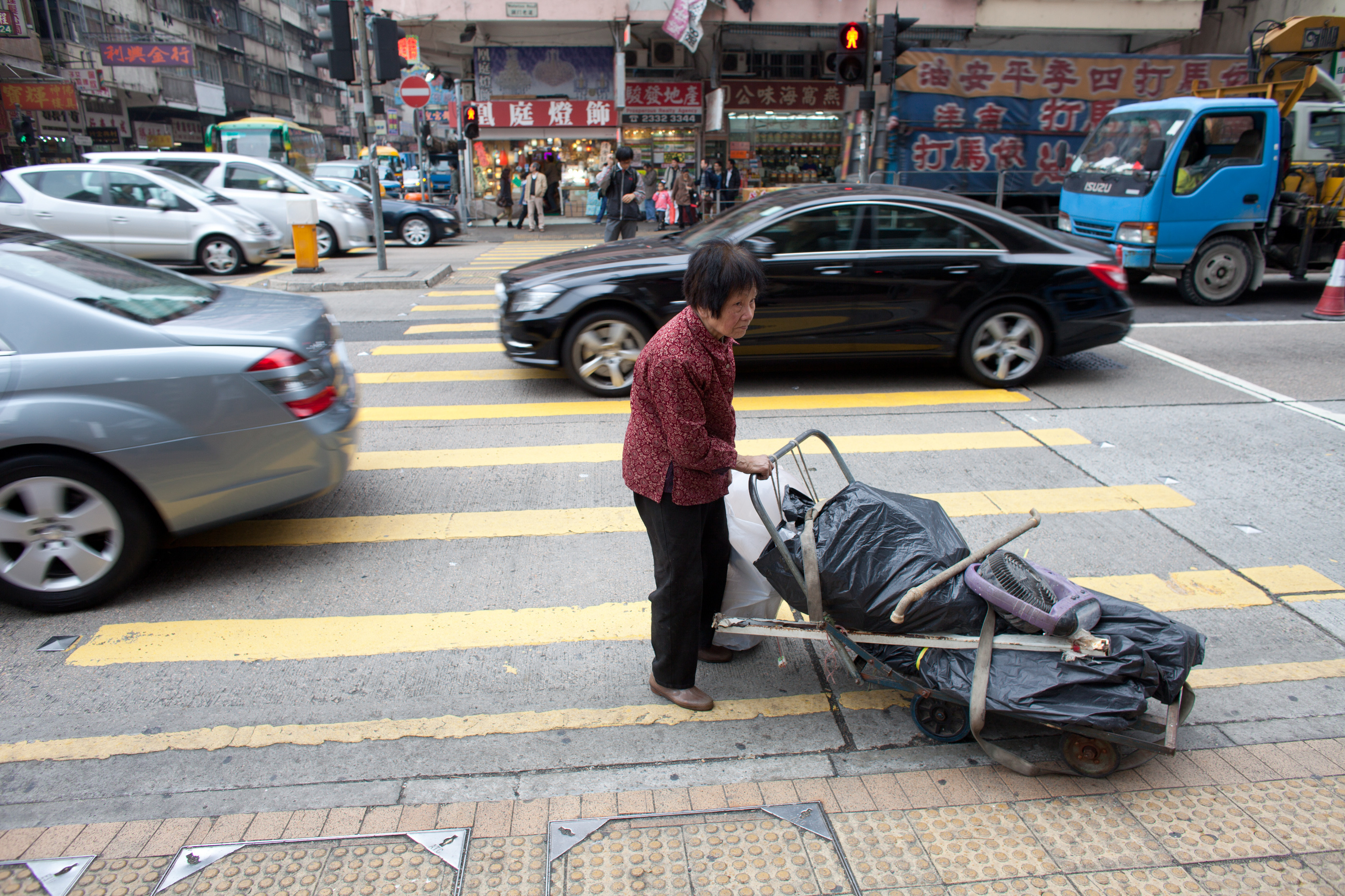 Ton Koene/Lineair Armut hat viele Dimensionen: Müllsammlerin in Hongkong.