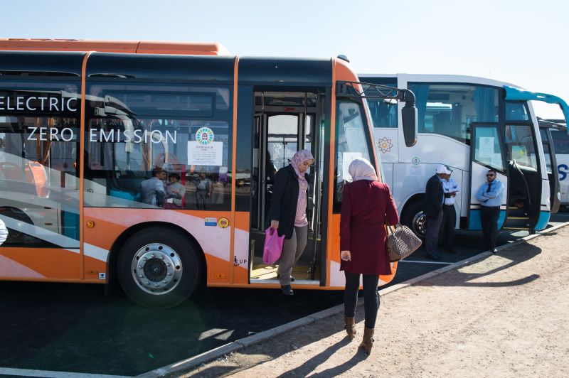 picture-alliance/ZUMA press Führungsrolle: China stellte emissionsfreie Elektrobusse zur Verfügung, um Konferenzteilnehmer in Marrakesch zu transportieren.