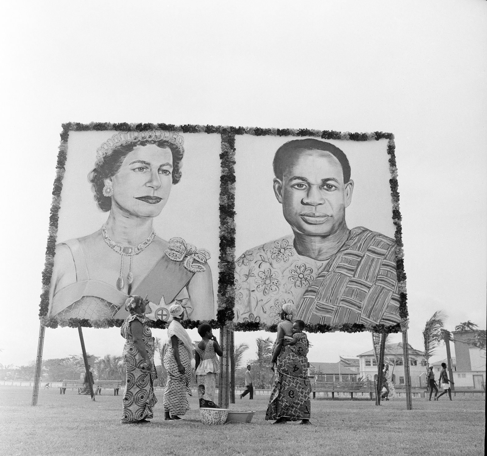 picture-alliance/AP Images Queen Elizabeth II and President Kwame Nkrumah depicted on a billboard in Accra in 1961 ahead of the monarch’s visit to the former colony Ghana, which was then considered to be an “underdeveloped” country.