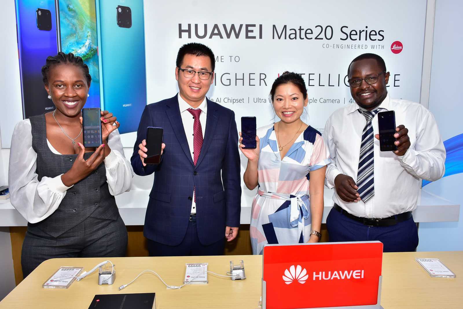 picture-alliance/Photoshot Manager von Huawei bei einer Werbeveranstaltung für Mobilgeräte in Nairobi 2019.