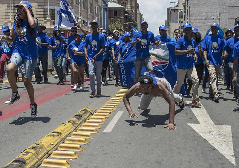 Haffejee/picture-alliance/AA Anhänger der oppositionellen Democratic Alliance auf einer Demonstration für mehr Jobs im Jahr 2016 in Johannesburg.