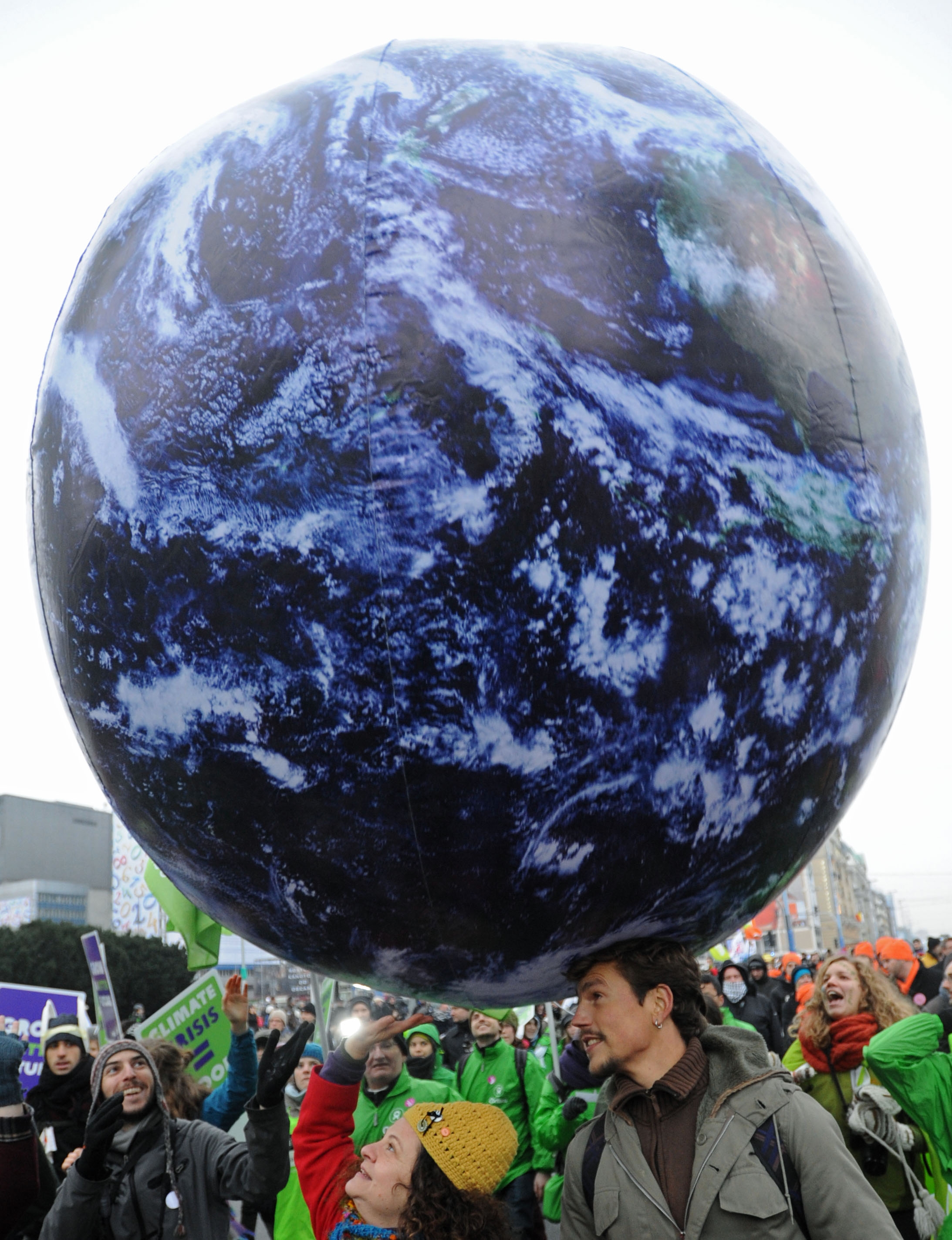 Demonstranten fordern während des Warschauer Klimagipfels eine Zukunft für den ganzen Planeten.