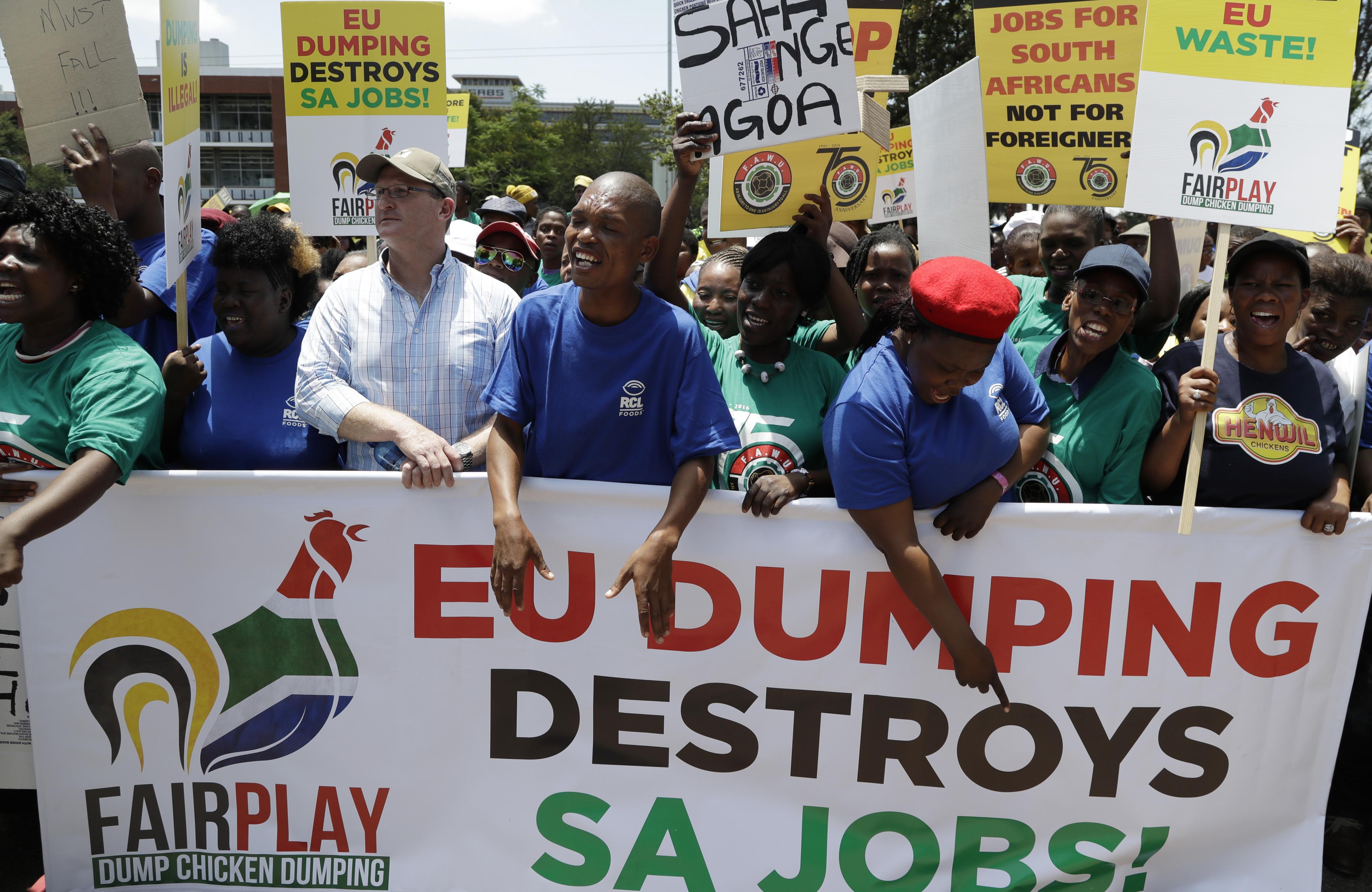 Arbeiter aus dem südafrikanischen Geflügelsektor protestierten 2017 vor dem EU-Sitz in Pretoria. Grund war der geplante Abbau von Arbeitsplätzen, der mit mangelnder Wettbewerbsfähigkeit wegen aus Europa importierten günstigen Huhns begründetet wurde.
