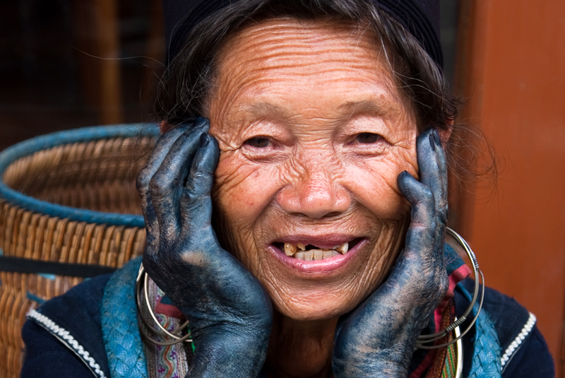 Ron Giling/Lineair Frau der Hmong-Ethnie in Vietnam, die vom Färben schwarze Hände hat. Die Hmong-Dörfer sind beliebtes Ziel chinesischer Touristen.