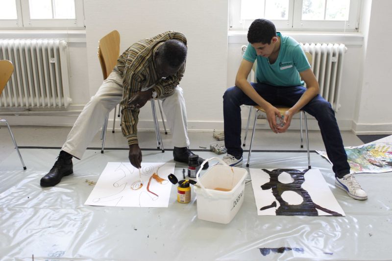 Der senegalesische Maler El Hadji Sy (links) mit einem Teilnehmer des Workshops kollektive Malerei im Weltkulturen Museum 2015.