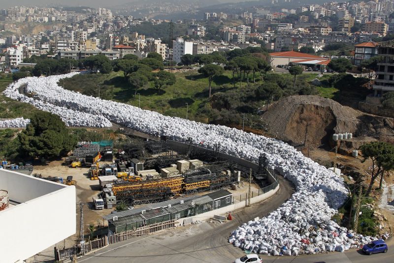 picture-alliance/dpa Der Libanon bekommt sein Müllproblem nicht in den Griff. Müllberge an einer Straße in einem Vorort von Beirut.