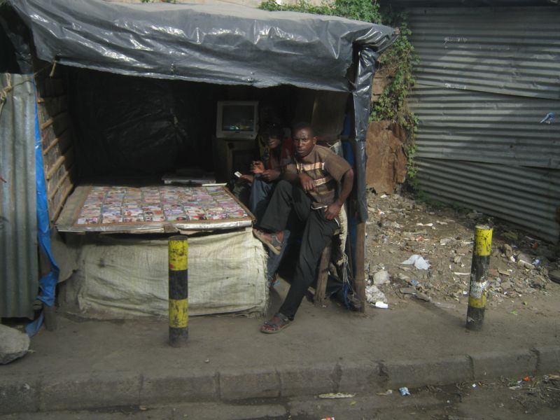 dem Junge Straßenhändler in Nairobi.