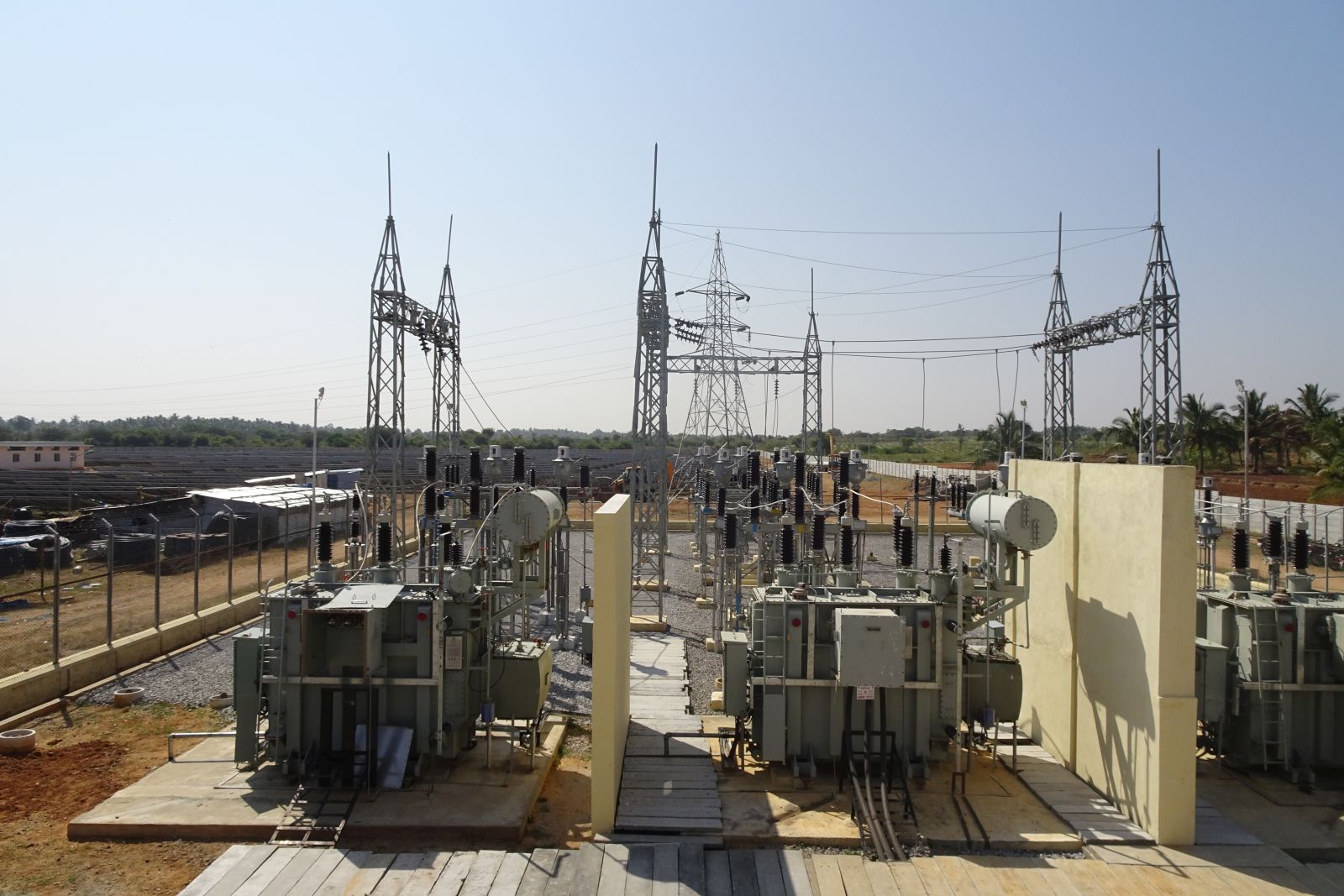 sb Von der KfW mitfinanziertes Umspannwerk im indischen Anantapur, das den Bundesstaat Andhra Pradesh versorgt.