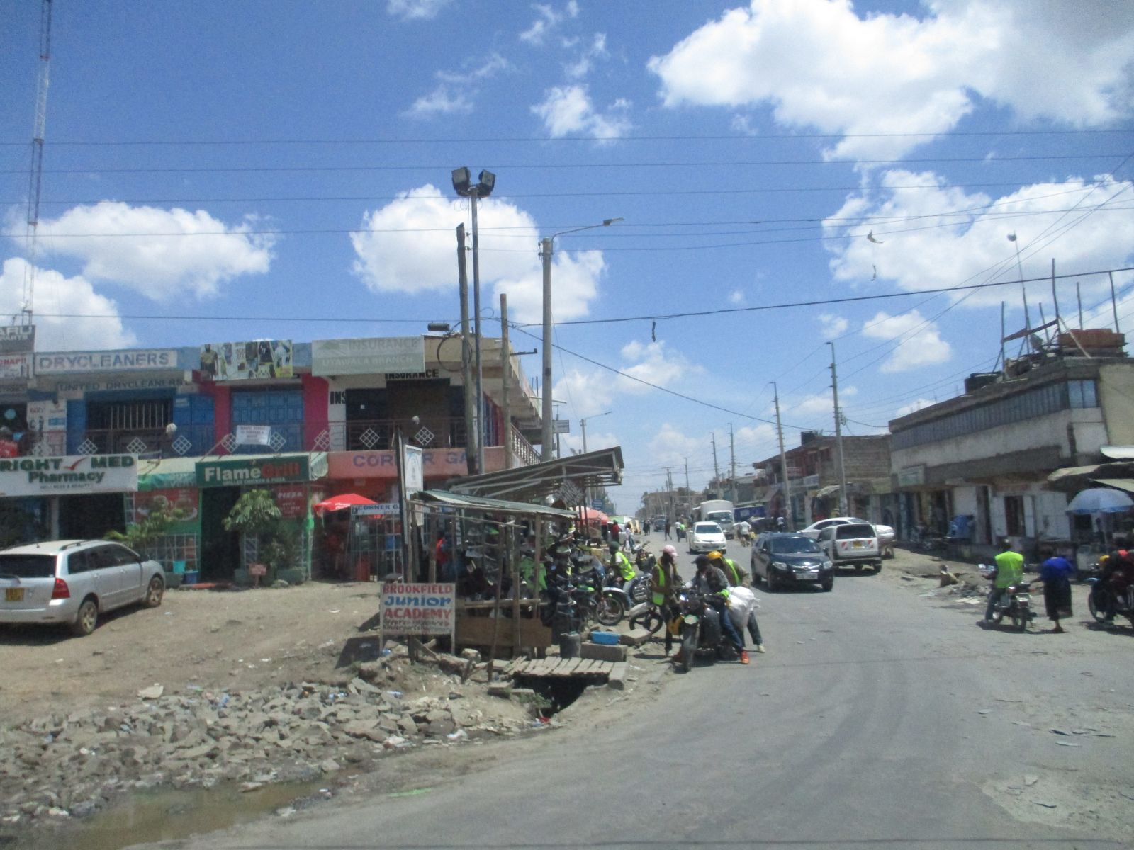 Die Infrastruktur im Großraum Nairobi ist auf motorisierten Verkehr ausgerichtet.