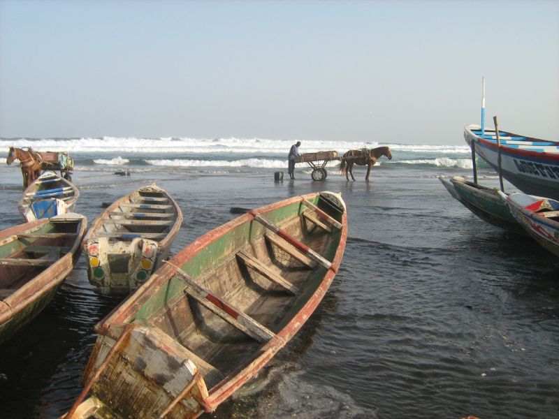 dem Traditionelle Fischerboote in Dakar, Senegal.