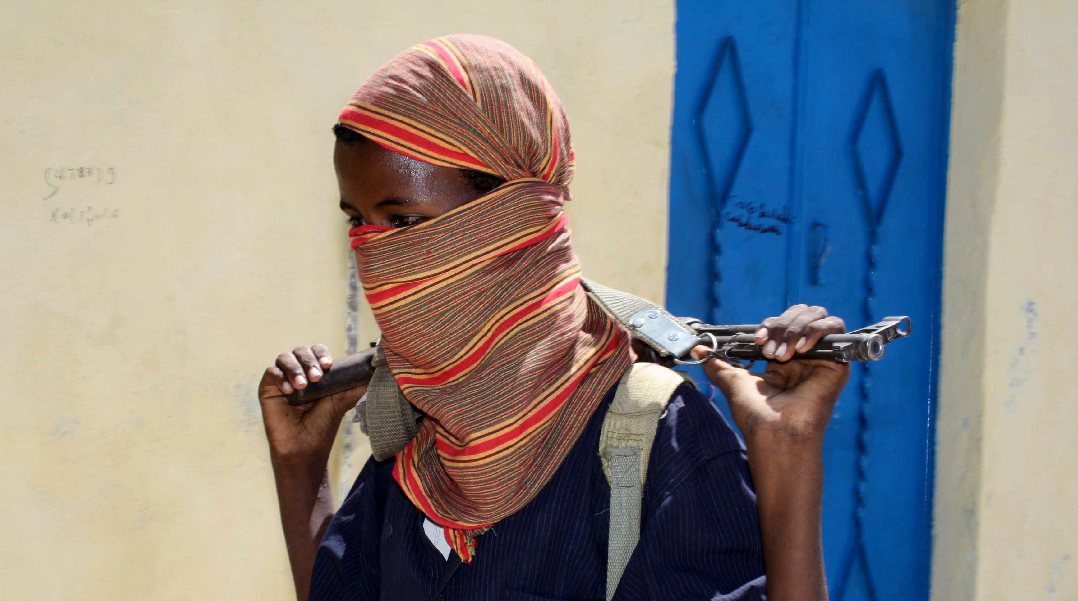 picture-alliance / dpa Nur ein kleiner Teil der afrikanischen Jugend fühlt sich von religiösem Fanatismus angezogen, doch dessen gewalttätige Milizen scheinen zu wachsen: Al-Shabab-Kämpfer in Somalia 2008.